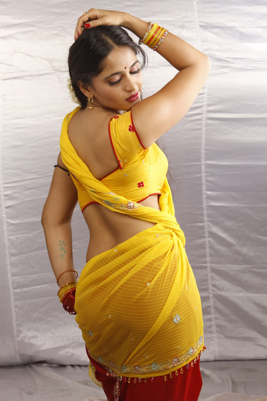 Anushka Hot Vaanam Movie Stills