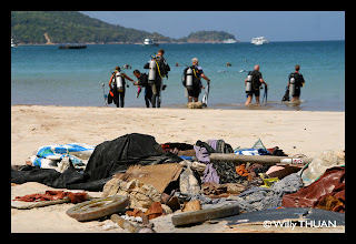 Divers cleaning the sea
