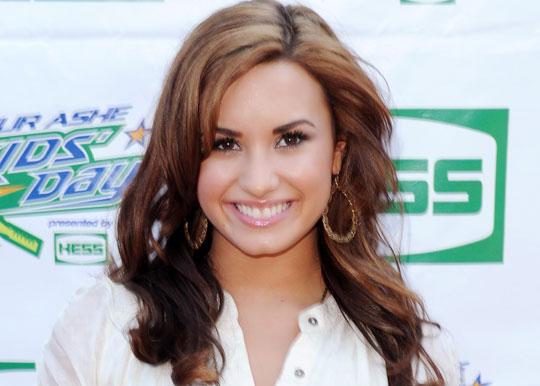 http://4.bp.blogspot.com/_CuqaUQR8Rck/TUSL_hnrxnI/AAAAAAAAAGk/gB96IE_5QOk/s1600/demi-lovato13739.jpg