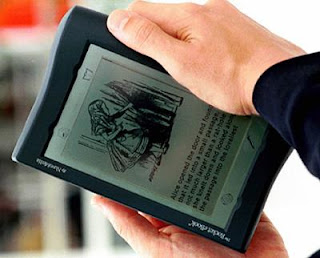 Un lector sujeta su libro electrónico. Reuters