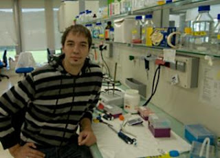 El científico Óscar Millet ha descubierto el mecanimo molecular de adaptación de los microorganismos a los entornos salinos. CIC-BIOGUNE