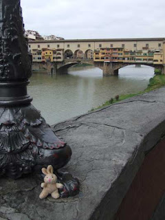 This small travelling companion proves his presence in Florence