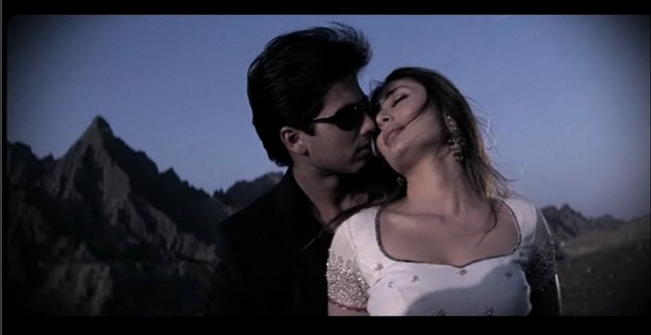 Exclusive Hot Stills: Kareena Kapoor Shahid Kapoor Kissing images in