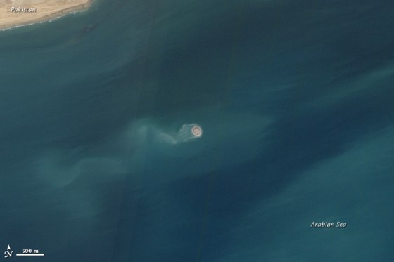 Volcán de lodo emerge del mar Arábigo. Fuente: NASA EO