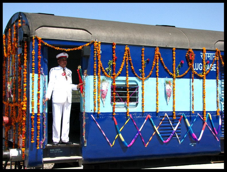 [10Theguardofthefirsttrainoriginatin.jpg]