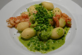 Kulinarische Welten Zu Fisch Und Meeresfrucht Flusskrebse In Creme Von Erbsen Mit Gnocchi