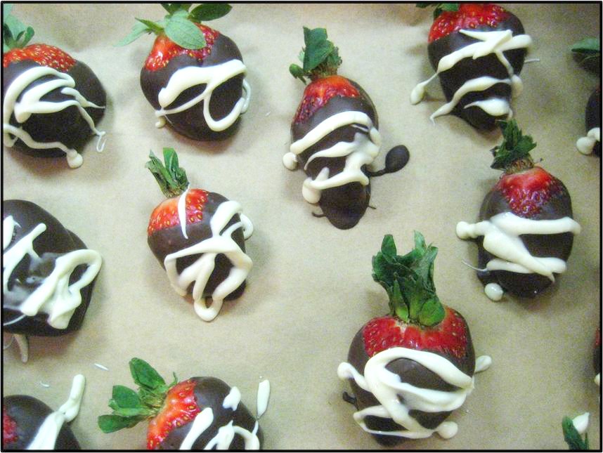 [Chocolate+covered+strawberries+white+drizzle.jpg]