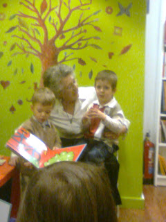Ángela con dos niños, contando cuentos