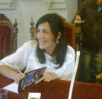 Susana firma ejemplares, sonriente