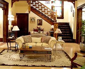 http://4.bp.blogspot.com/_DIehLuqemk0/StTiaNvV8YI/AAAAAAAAAOk/uNezovG387I/s400/halliwell_manor_livingroom21.jpg
