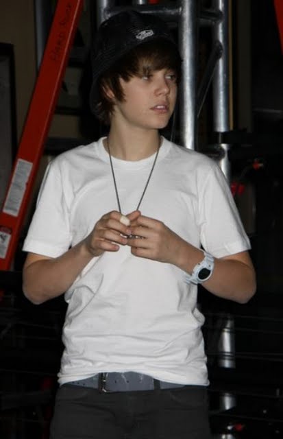 hot justin bieber pics with his shirt off. Justin Bieber Shirt Off 2010.