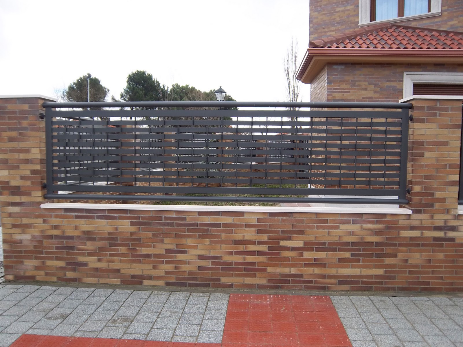 NORBEL CARPINTERIA METÄLICA Y ACERO INOXIDABLE: CHALET MODELO ARBOLADA