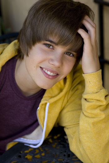 justin bieber beats up his justin bieber smiling with his new haircut. justin bieber beats up his