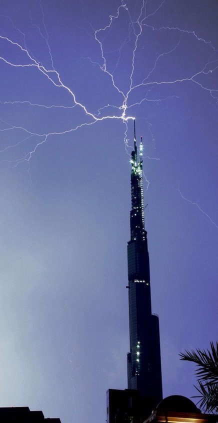 [burj_dubai_lightning_3.jpg]