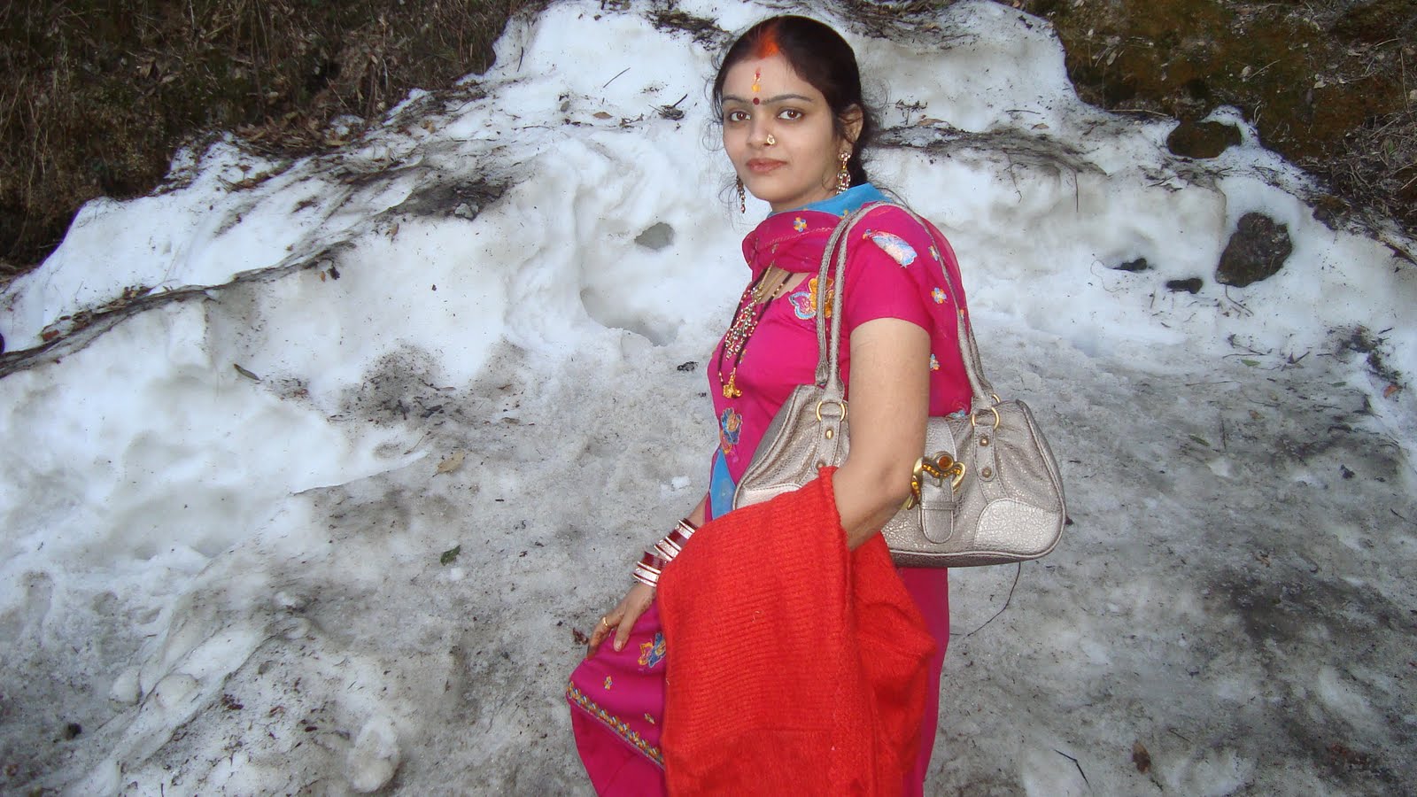 Snow falling in Shimla Hot Desi Aunty Pictures