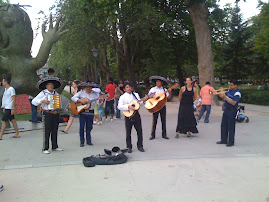 Mexicanos cantando Mariachis en el Parque el Retiro, Madrid, España