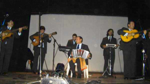Salvador "Chaloy" Jara con la Orquesta Folclórica Municipal