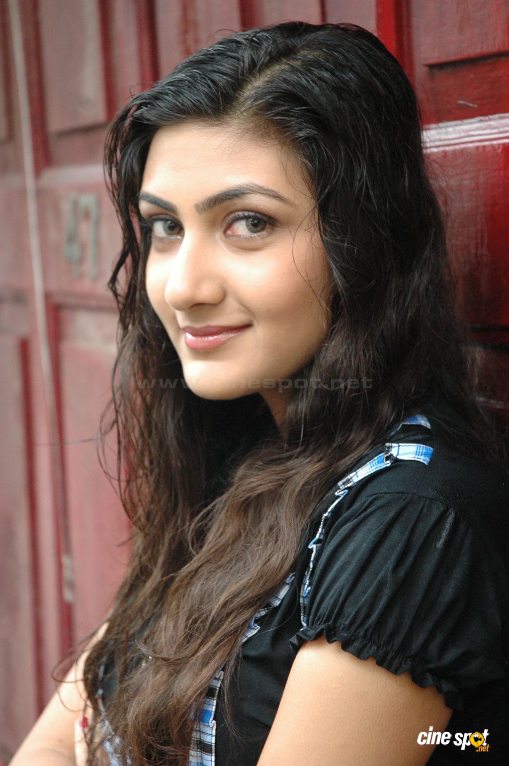 http://4.bp.blogspot.com/_DbZXuFwV48g/TQuvrZq5jCI/AAAAAAAAH4E/xOrOq1BMDi4/s1600/Neelam%2B%2Bactress%2Bphotos.jpg