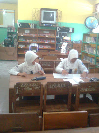 Aktivitas siswi di Perputakaan SMP Negeri 1 Purwodadi