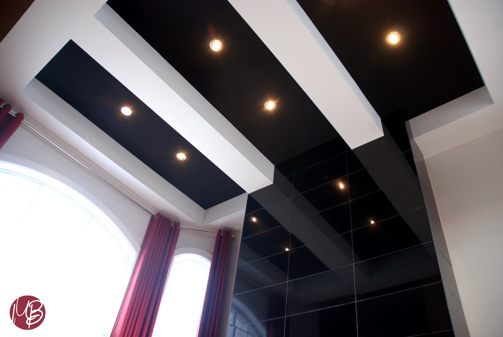 L'espace dÃco: un foyer, un plafond...un salon!
