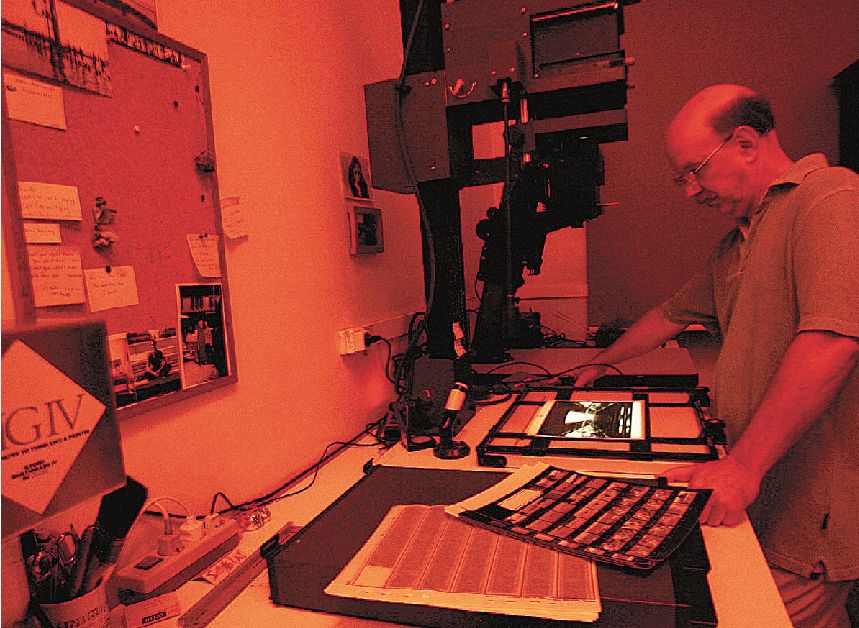 Σε ένα φωτογραφικό εργαστήρι, την ώρα της εκτύπωσης των αρνητικών