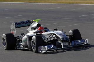 Michael Schumacher faz teste com Mercedes na Espanha