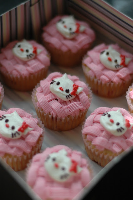 hello kitty cupcakes los angeles. She piped flower cupcakes with