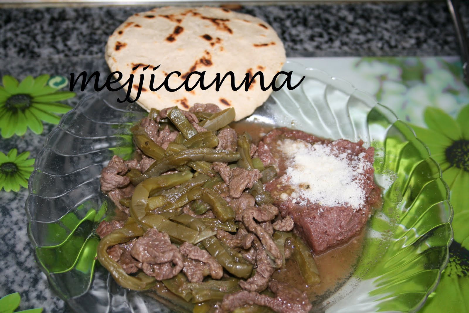 Mejjicanna carne con nopales y chile verde
