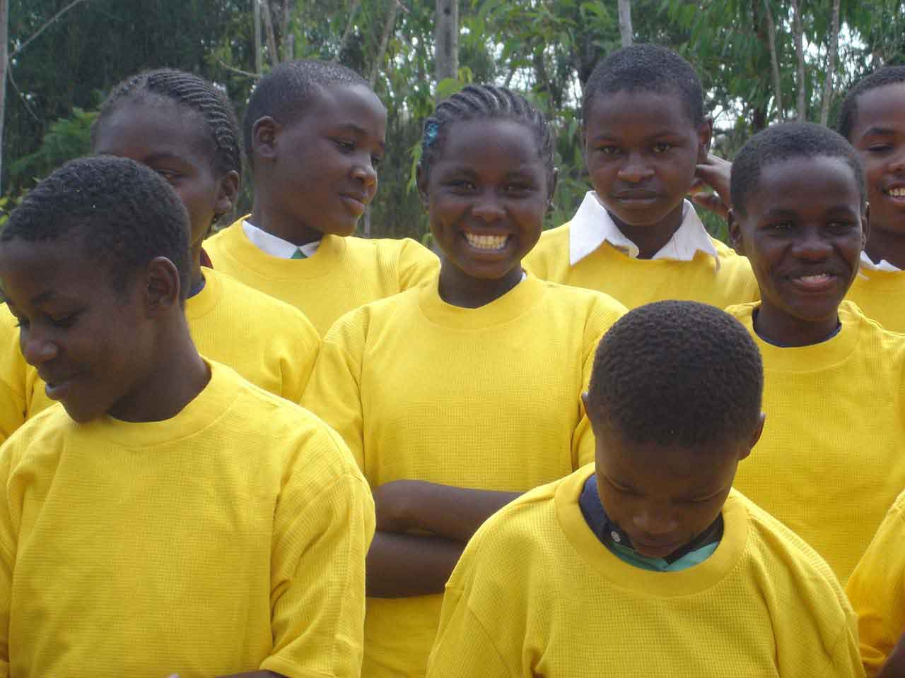 [handing+out+t-shirts+3-7+(65).JPG]