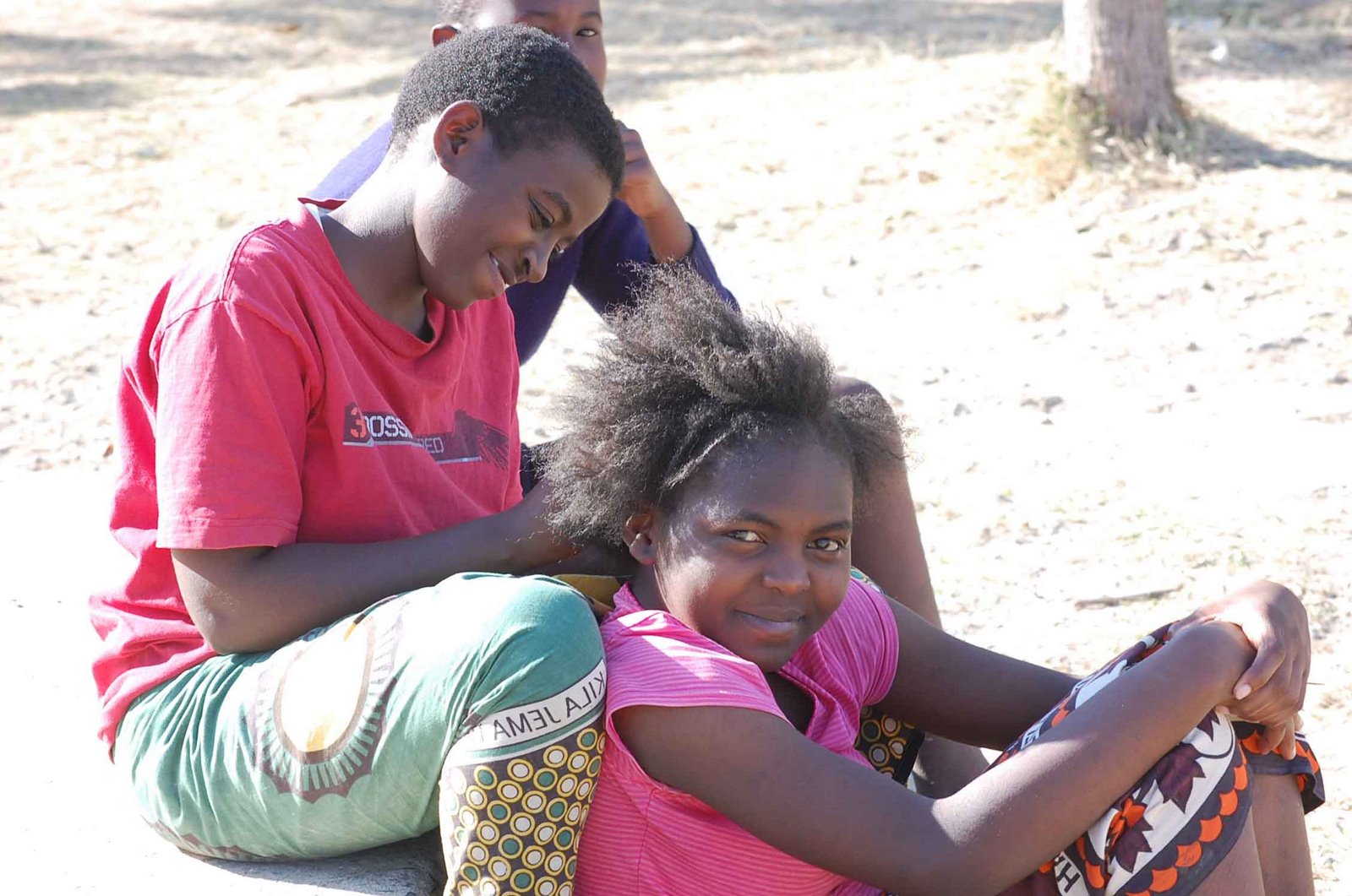 [working+on+milkah's+hair.jpg]