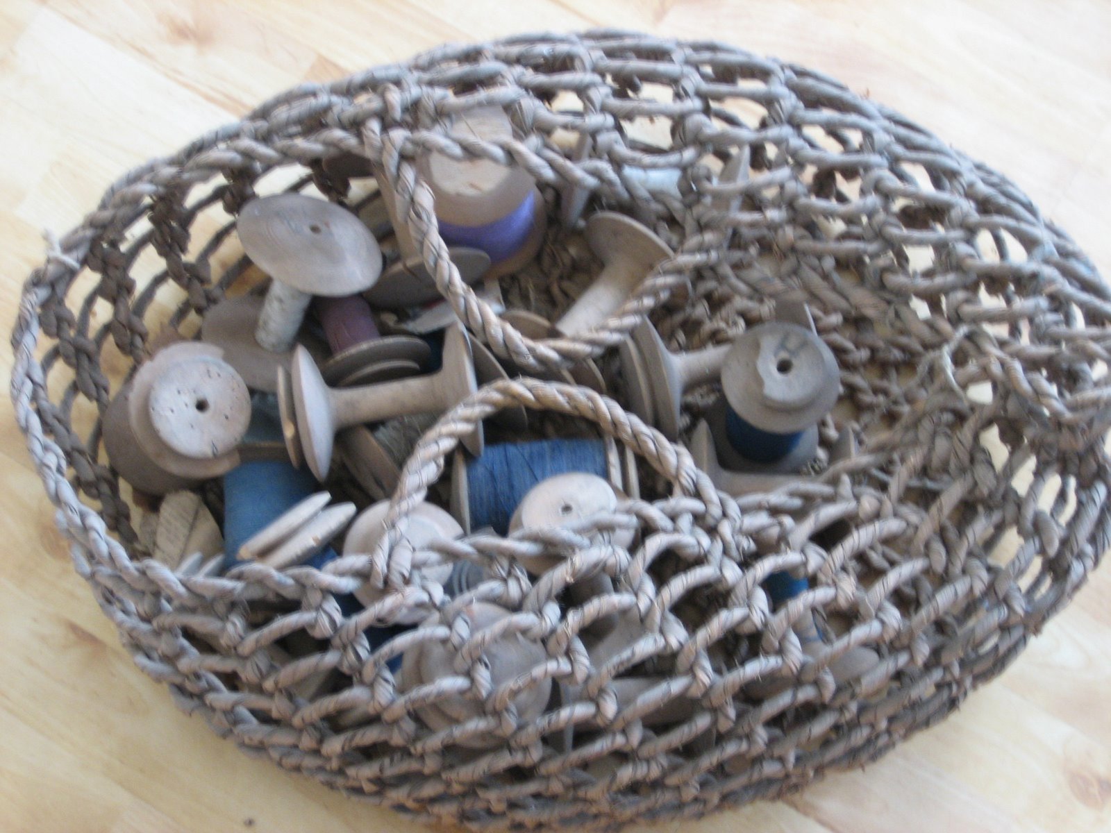 [korg+med+trådrullar.jpg]