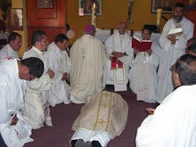 Postración durante la Consagración Episcopal de + Monseñor Victor.