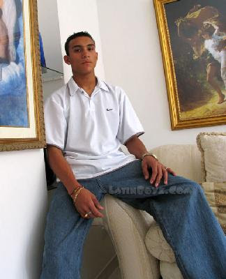 fotos de hombres latinos
