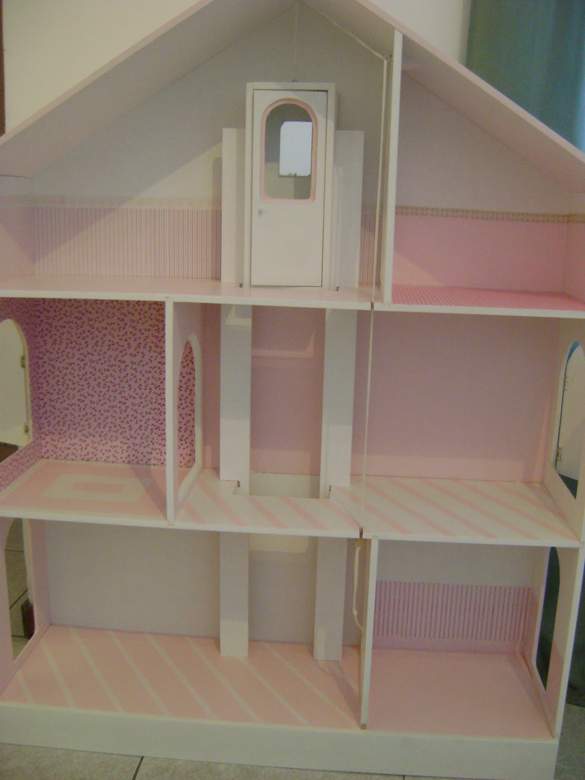 casita de muñecas con ascensor