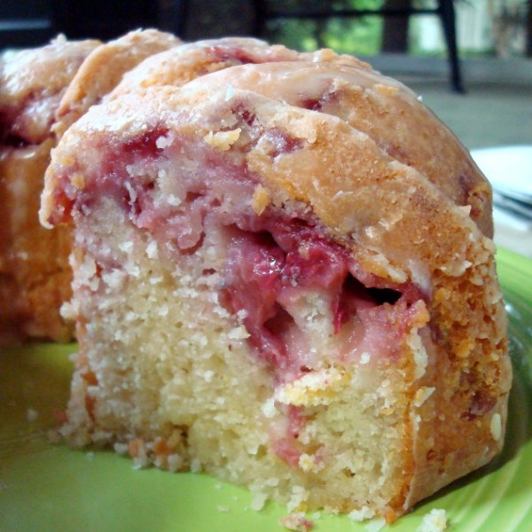 Lemon Bundt Cake With Strawberries Lemon Bundt Cake With Strawberries