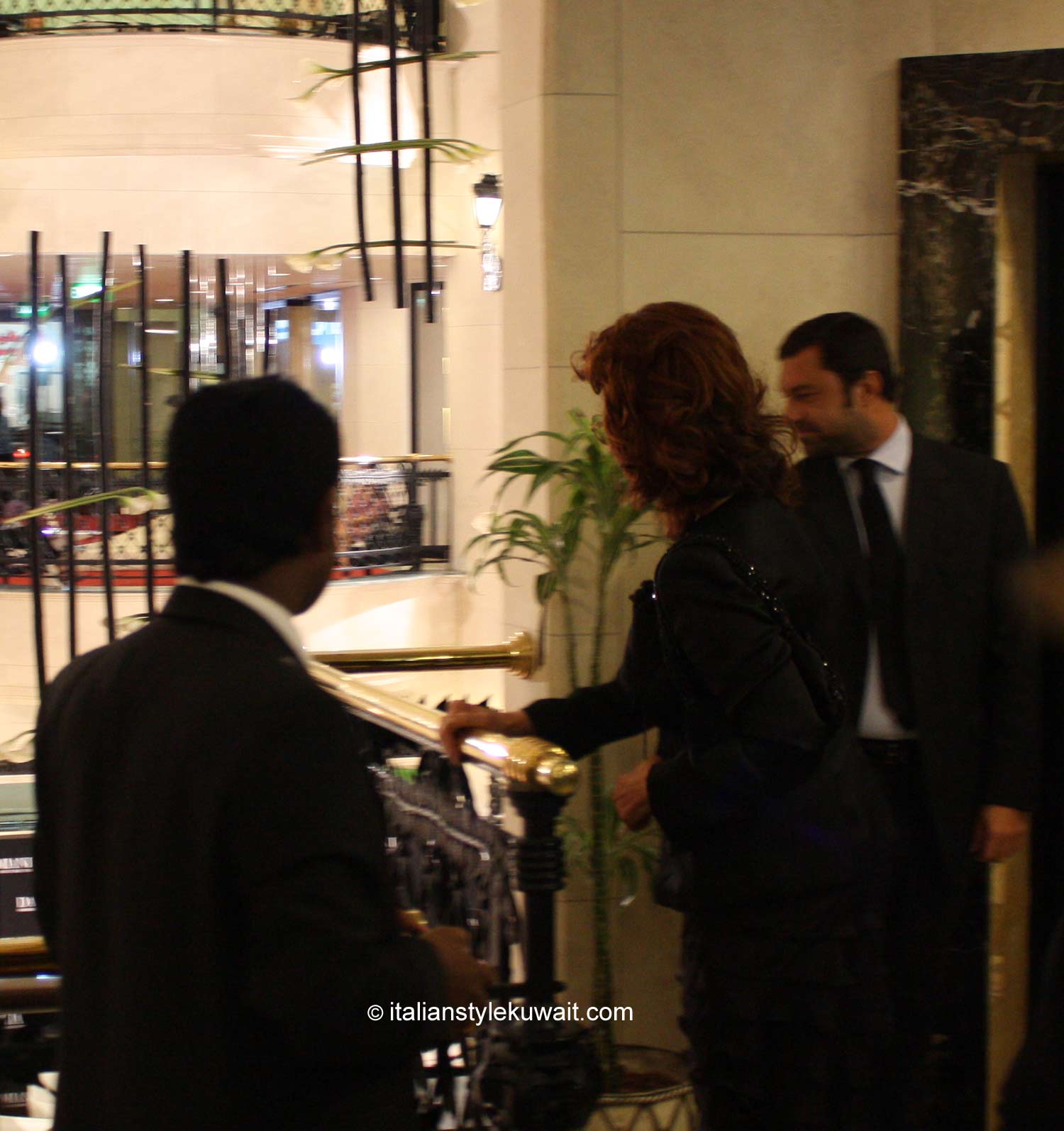 http://4.bp.blogspot.com/_E-uykHk4AyM/TPaK6zbnAHI/AAAAAAAACnw/KAmL1WfegdY/s1600/SOPHIA+LOREN+IN+KUWAIT+NOVEMBER+%25282%2529.jpg