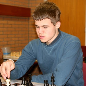 Do xadrez ao poker: Magnus Carlsen é considerado um dos melhores  enxadristas de todos os tempos, mas aos poucos ele está migrando para o  baralho