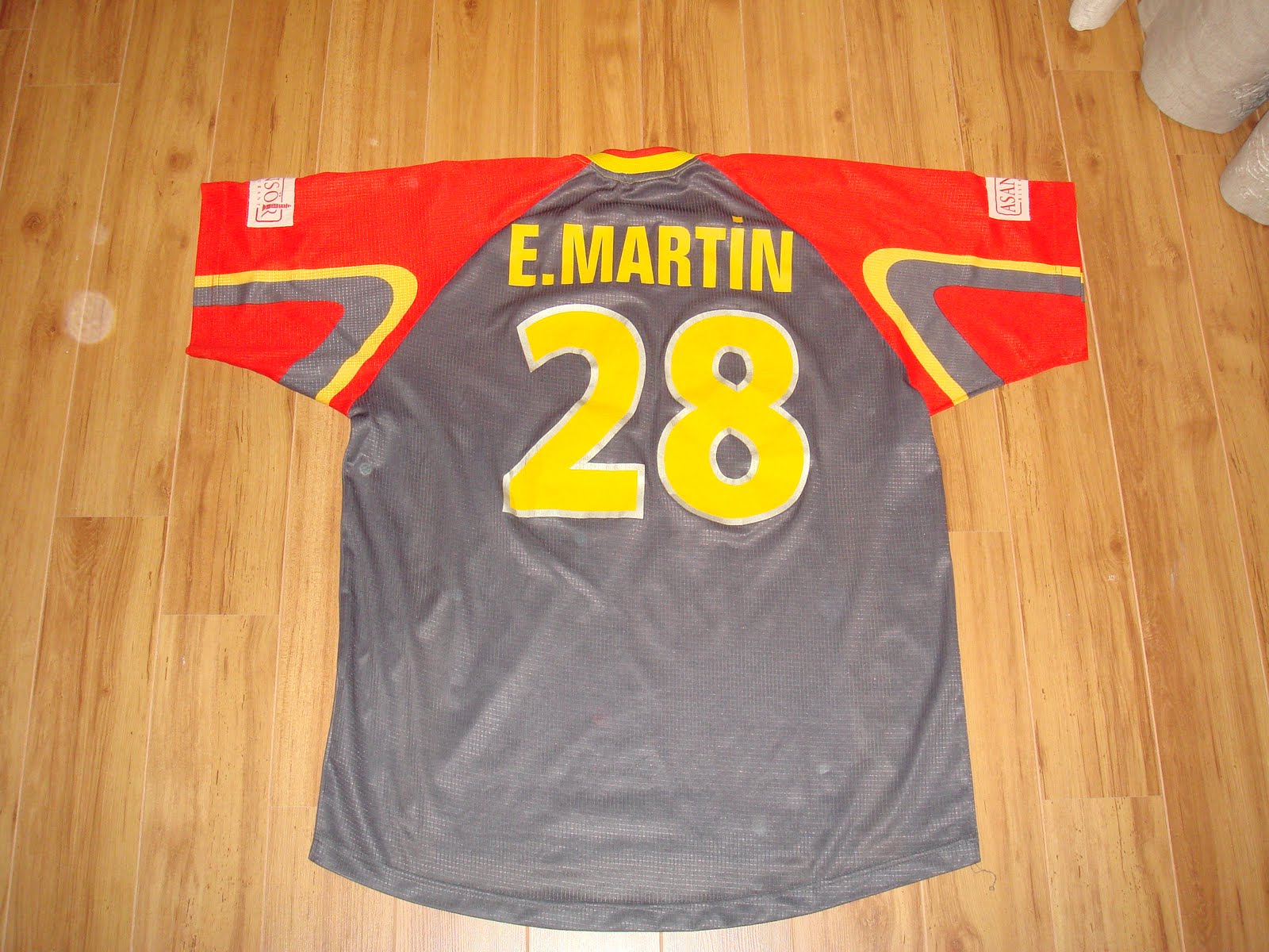 [Göztepe+2001-2002+Away_arka.JPG]