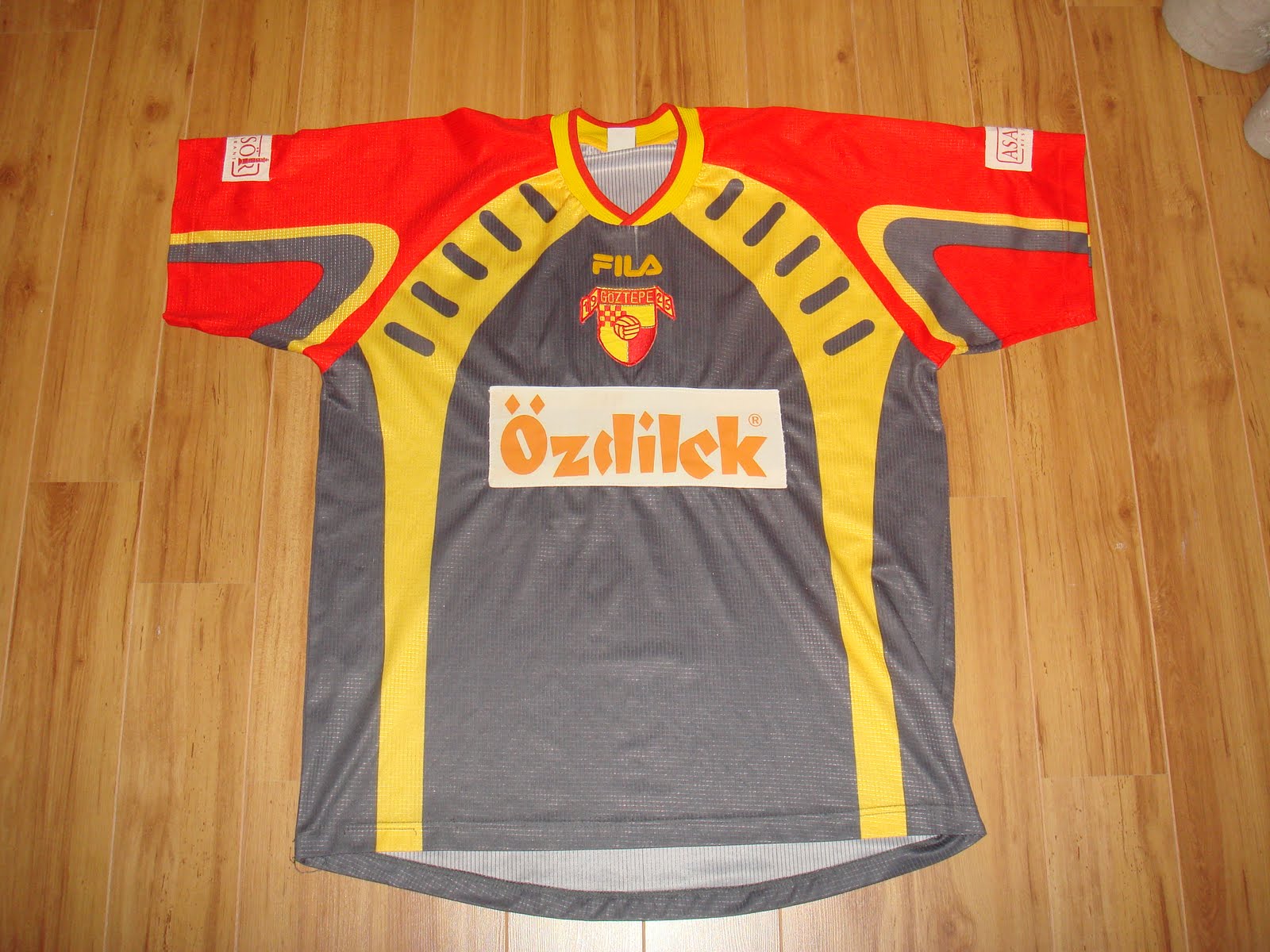 [Göztepe+2001-2002+Away_ön.JPG]