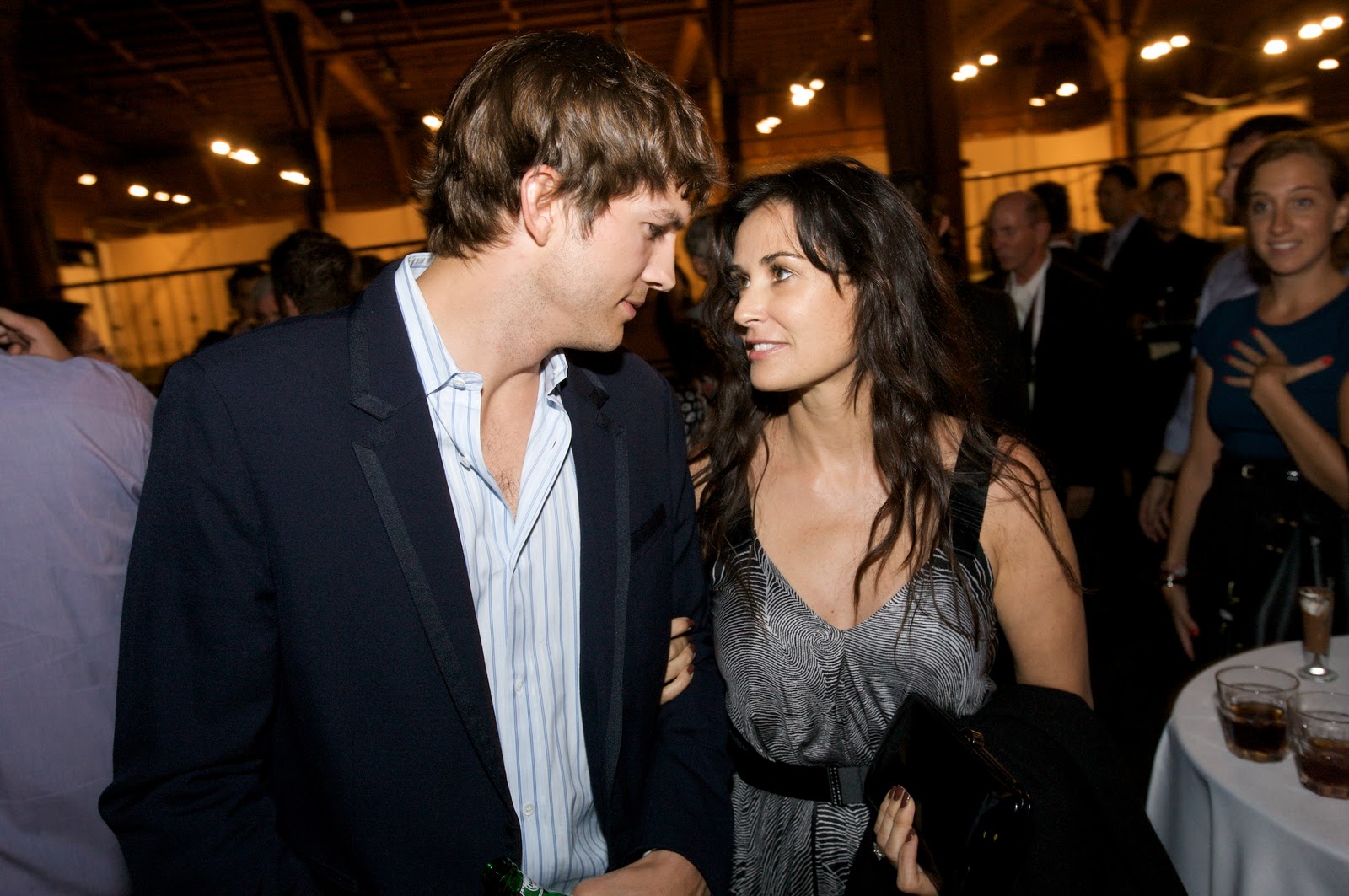 http://4.bp.blogspot.com/_E4MvgSbA7Ss/TP0duy7eenI/AAAAAAAAABw/Na-ANPaA_O4/s1600/Demi_Moore_and_Ashton_Kutcher_TechCrunch50.jpg