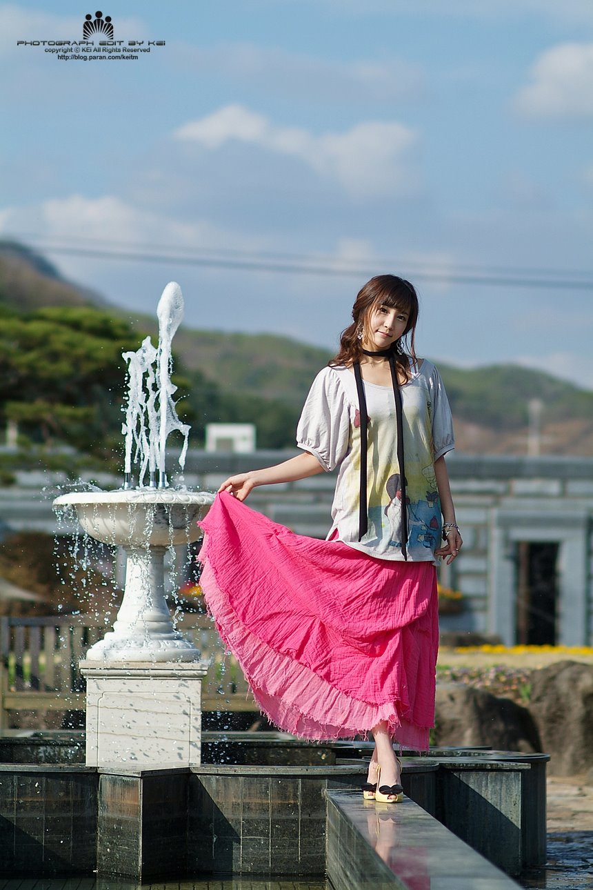 [gu-ji-sung-fuchsia-skirt-02.jpg]