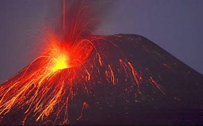 Foto Sinar Api Gunung Anak Krakatau