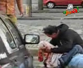 Video: Hombre apuñala salvajemente a su esposa Video: Hombre apuñala salvajemente a su esposa