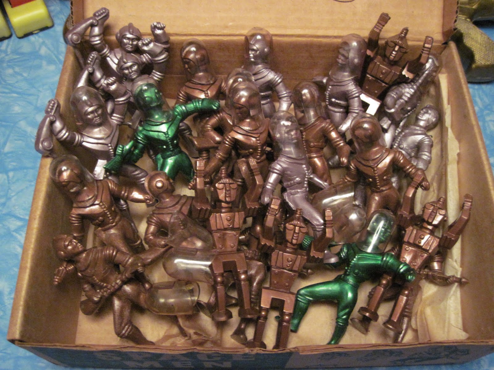 [spacemen+in+box+closeup.JPG]