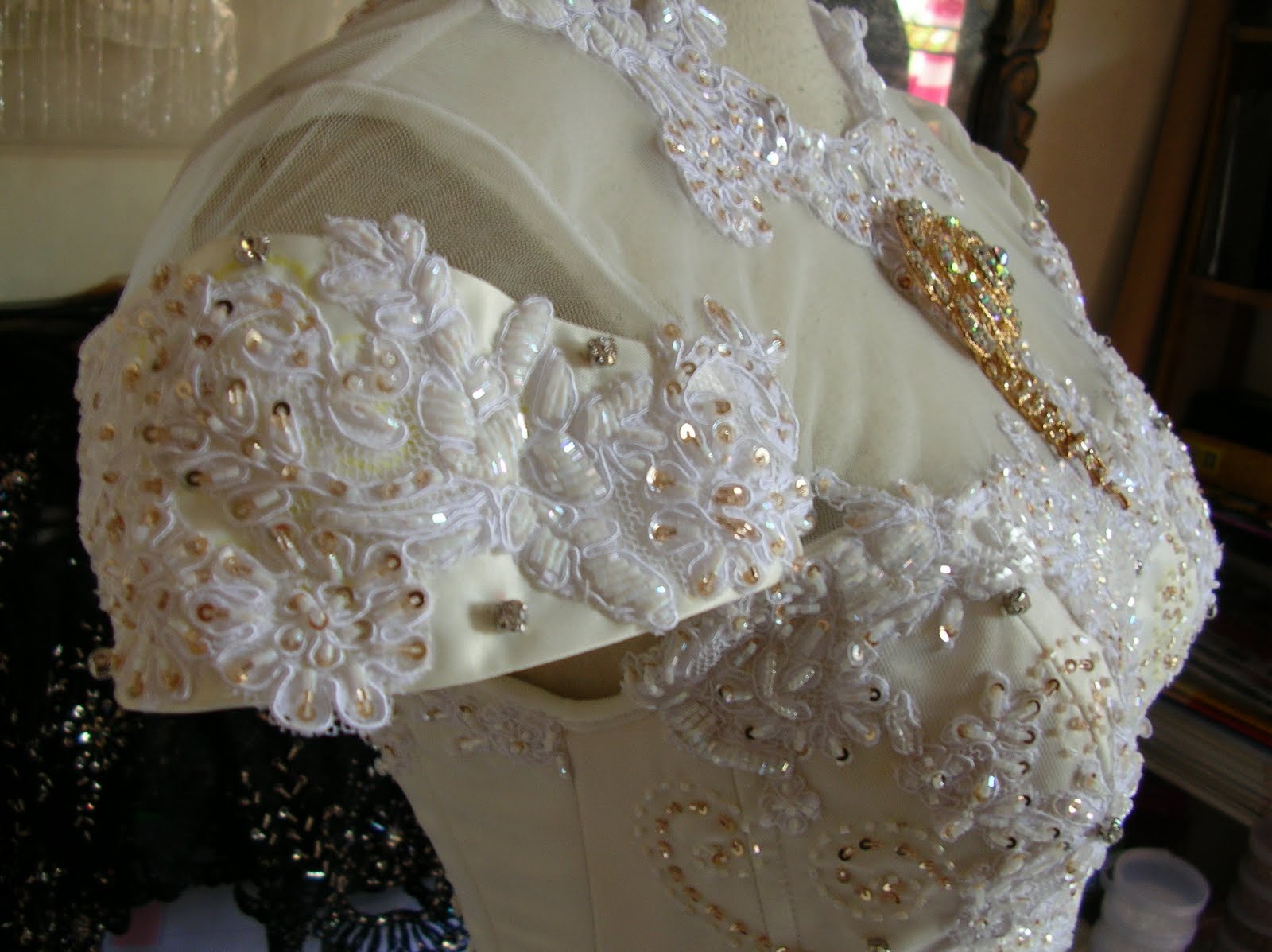 gaun pengantin off shoulder