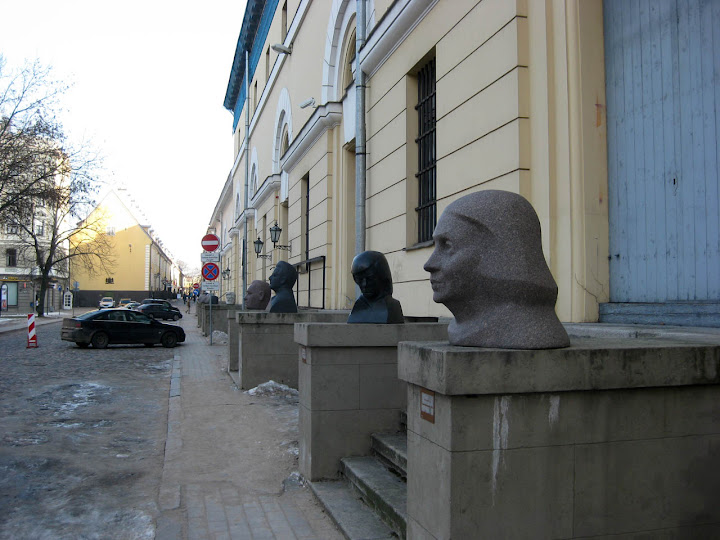 Exposition of famous busts