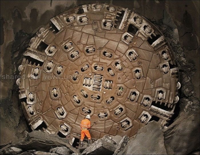 http://4.bp.blogspot.com/_EHi0bg7zYcQ/TL6B8WEi4rI/AAAAAAAAO5g/ltgsW381cuY/s1600/the_longest_tunnel_in_the_world_12.jpg