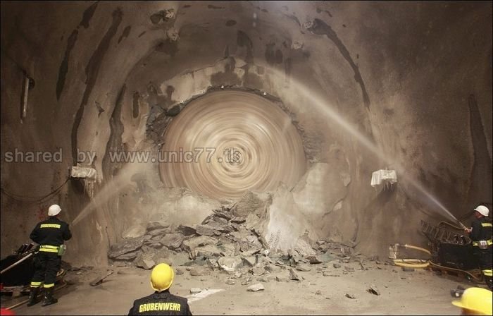 http://4.bp.blogspot.com/_EHi0bg7zYcQ/TL6CaixV2yI/AAAAAAAAO6A/bDaah4JqE6k/s1600/the_longest_tunnel_in_the_world_08.jpg