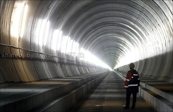 http://4.bp.blogspot.com/_EHi0bg7zYcQ/TL6DK6k4K3I/AAAAAAAAO6w/MOoqv3tCopY/s1600/the_longest_tunnel_in_the_world_02.jpg