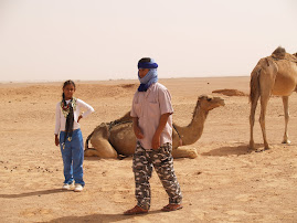 Zein e Iman enseñándonos los camellos.
